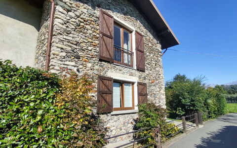 Gravedona 117: Plante, Bygning, Vindue, Himmel, Azure, Træ, Hus, Vegetationen, Land Lot