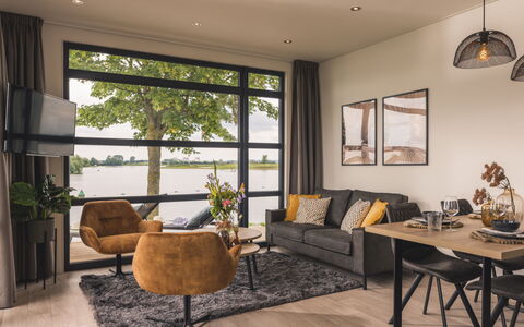 Marinapark Bad Nederrijn: Møbel, Bord, Ejendom, Couch, Billedramme, Plante, Stueplante, Træ, Belysning, Indretning