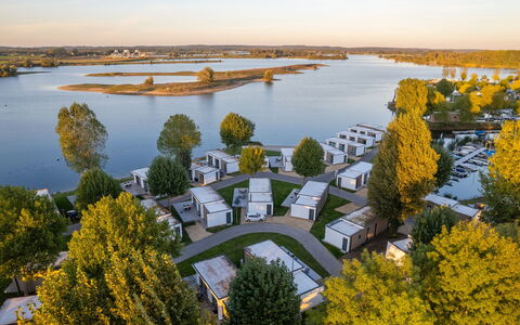 Marinapark Bad Nederrijn: Vand, Himmel, Plante, Natur, Naturlige Landskab, Bygning, Gul, Sø, Urban Design, Coastal Og Oceaniske Landskabsformer