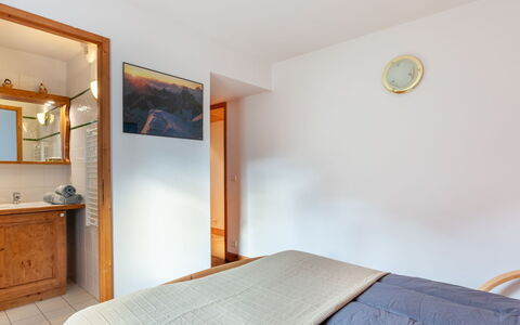 Marmottes A6: Bygning, Spejl, Møbel, Cabinetry, Azure, Komfort, Træ, Hus, Skuffe