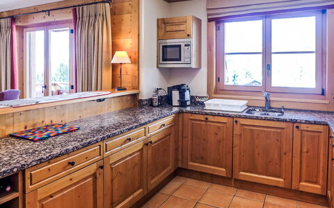 Villars 171: Træ, Køkken, Indretning, Møbel, Cabinetry, Gulvbelægning, Countertop, Bejdse, Værelse, Hårdttræ