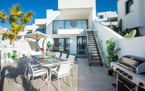 Royal Palm: Himmel, Daytime, Ejendom, Bygning, Bord, Urban Design, Indretning, Skygge, Ejerlejlighed, Stol