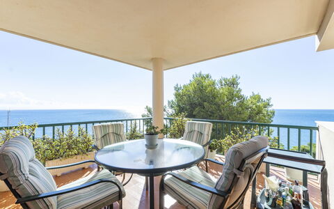 Salou 222: Bygning, Ejendom, Bord, Himmel, Møbel, Azure, Vand, Plante, Skygge, Udendørs Møbler