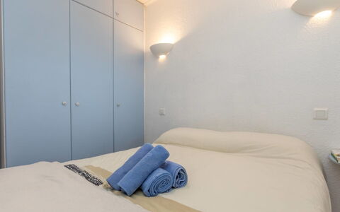Salou 222: Væg, Indretning, Soveværelse, Træ, Etage, Seng, Gulvbelægning, Loft, Møbel, Værelse