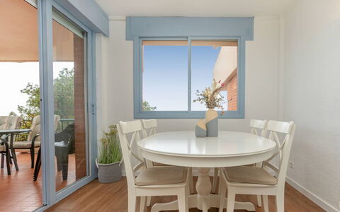 Salou 222: Møbel, Indretning, Gulvbelægning, Stol, Bord, Etage, Træ, Spisestue, Køkken & Spisebord, Loft