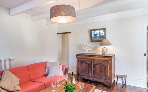 Ti Ar Stang: Bord, Møbel, Ejendom, Couch, Træ, Cabinetry, Indretning, Billedramme, Gulvbelægning, Etage