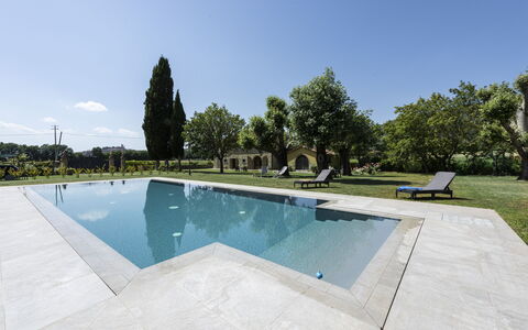 Villa Chio: Vand, Himmel, Svømmepøl, Træ, Plante, Skygge, Rektangel, Bygning, Fritid, Boligområde