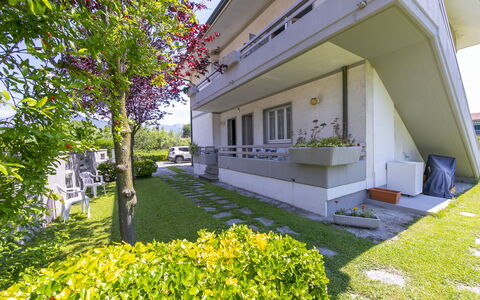 Pontremoli Apartments: Plante, Bygning, Ejendom, Blad, Botanik, Græs, Træ, Skygge, Urban Design, Kvarter