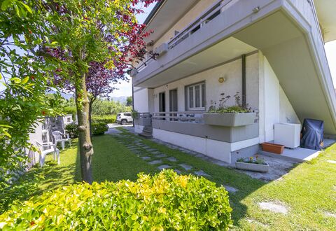 Pontremoli Apartments: Plante, Bygning, Ejendom, Blad, Botanik, Græs, Træ, Skygge, Urban Design, Kvarter