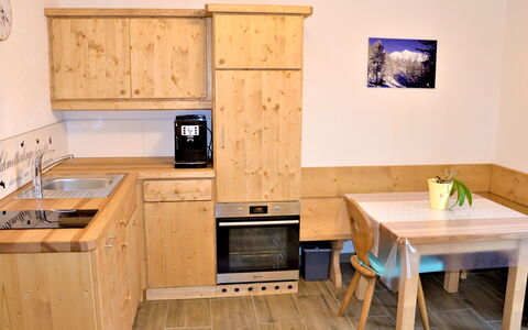 Wiesenhof: Møbel, Bord, Cabinetry, Køkkenvask, Træ, Countertop, Håndvask, Køkken Apparat, Gulvbelægning, Bygning