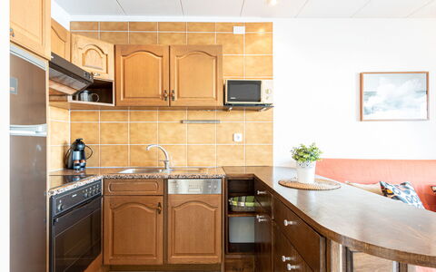 Empuriabrava 666: Brun, Countertop, Cabinetry, Køkkenvask, Møbel, Håndvask, Ejendom, Bygning, Tap, Plante