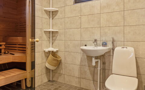 Villa Viima: Badeværelse, Gulvbelægning, Sanitærarmatur, Etage, Badeværelsesvask, Træ, Toilet, Indretning, Håndvask, Toiletbræt