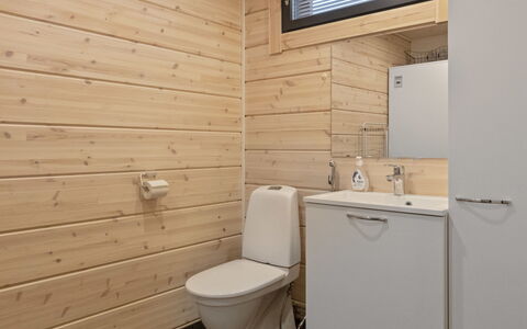 Villa Viima: Gulvbelægning, Etage, Træ, Sanitærarmatur, Toilet, Indretning, Håndvask, Toiletbræt, Badeværelse, Vvs