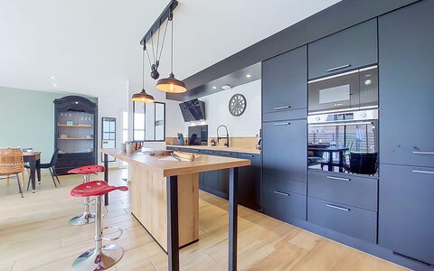 Les Lagons du Lividic: Møbel, Indretning, Køkken, Cabinetry, Gulvbelægning, Countertop, Etage, Lysarmatur, Træ, Stol