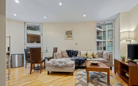 Canary Wharf 302: Møbel, Indretning, Gulvbelægning, Etage, Couch, Væg, Træ, Loft, Stue, Værelse