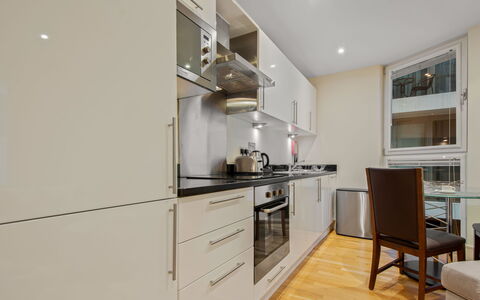 Canary Wharf 302: Gulvbelægning, Indretning, Countertop, Træ, Etage, Køkken, Køkken Apparat, Møbel, Cabinetry, Loft