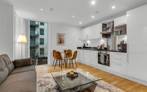 Canary Wharf 302: Busk, Have, Boligområde, Plantesamfund, Land Lot, Bunddække, Landscaping, Backyard, Gård
