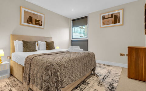 Canary Wharf 302: Indretning, Etage, Gulvbelægning, Seng, Møbel, Soveværelse, Træ, Sengetøj, Værelse, Loft