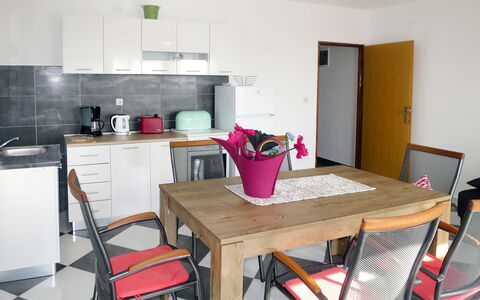 Tomislav: Bord, Møbel, Ejendom, Stol, Cabinetry, Countertop, Indretning, Belysning, Træ, Gulvbelægning