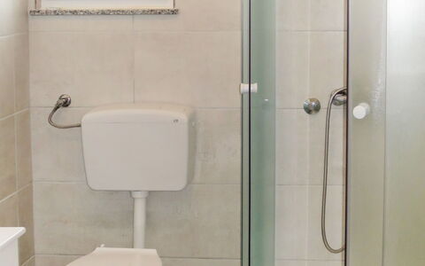Tomislav: Sanitærarmatur, Ejendom, Fotografi, Toiletbræt, Hvid, Badeværelse, Toilet, Purple, Indretning