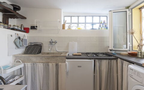 Casetta Porta Verde: Køkkenvask, Håndvask, Cabinetry, Ejendom, Countertop, Tap, Vindue, Komfur, Køkken, Køkken Apparat