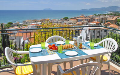 Sperlonga 180: Himmel, Bord, Bygning, Møbel, Ejendom, Daytime, Plante, Stol, Udendørs Bord, Sky