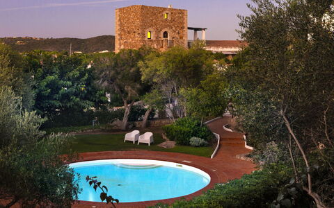 Porto Cervo 624: Vand, Himmel, Plante, Svømmepøl, Træ, Arecales, Skygge, Urban Design, Fritid, Græs