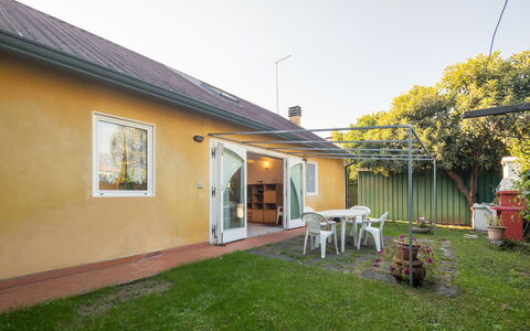 Villa Isola: Plante, Himmel, Bygning, Vindue, Stol, Træ, Sommerhus, Land Lot, Græs, Gadebelysning