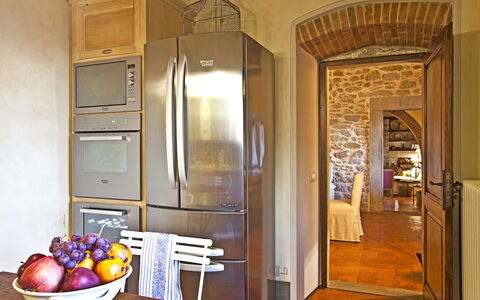 Villa Adelfa: Møbel, Mad, Bordservice, Bygning, Cabinetry, Bord, Dør, Træ, Belysning, Indretning