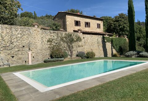 Villa Adelfa: Vand, Himmel, Bygning, Plante, Azure, Svømmepøl, Vindue, Rektangel, Træ, Land Lot