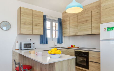 Blanca Mediterranea: Møbel, Køkken, Countertop, Indretning, Gulvbelægning, Cabinetry, Træ, Etage, Køkken Apparat, Større Bandage