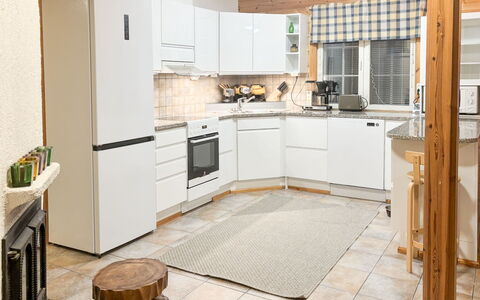 Tahkontupa: Køkken, Indretning, Køkken Apparat, Countertop, Gulvbelægning, Cabinetry, Træ, Møbel, Større Bandage, Loft