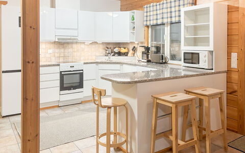 Tahkontupa: Køkken, Møbel, Indretning, Gulvbelægning, Countertop, Træ, Køkken Apparat, Loft, Cabinetry, Etage