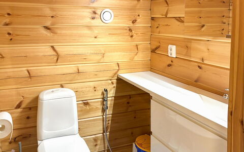 Tahkontupa: Toiletbræt, Gulvbelægning, Træ, Toilet, Etage, Sanitærarmatur, Indretning, Badeværelse, Vvs, Værelse