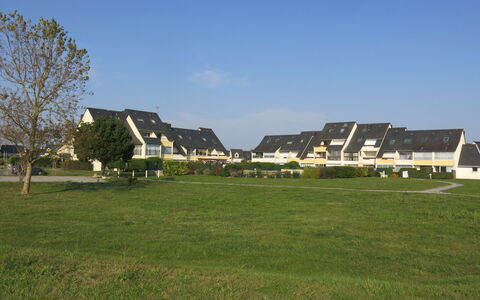 Belle Vue Mer et Piscine: Himmel, Plante, Sky, Bygning, Naturlige Landskab, Træ, Vindue, Hus, Land Lot, Græs