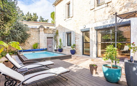 Le Mas Provençal: Plante, Bygning, Møbel, Ejendom, Vindue, Himmel, Blomsterkrukke, Stueplante, Azure, Blå
