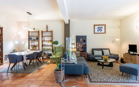 Le Mas Provençal: Billedramme, Møbel, Bord, Couch, Bygning, Television, Træ, Stueplante, Indretning, Reol