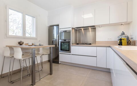 Villa D'Allongue: Cabinetry, Countertop, Møbel, Tap, Køkkenvask, Køkken Apparat, Bygning, Håndvask, Køkken, Husholdningsapparat