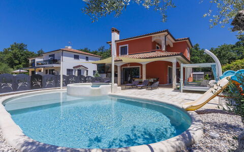 Villa Amaii: Vand, Himmel, Ejendom, Svømmepøl, Azure, Blå, Natur, Plante, Træ, Fritid