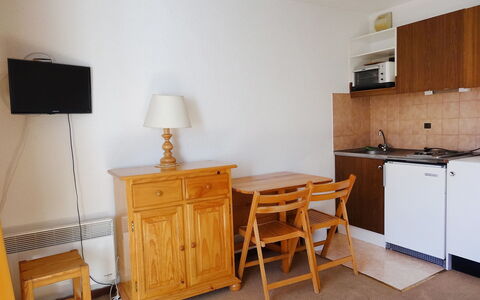 Chalets du Soleil: Værelse, Møbel, Ejendom, Etage, Bygning, Hus, Indretning, Cabinetry, Hårdttræ, Køkken