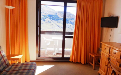Chalets du Soleil: Gardin, Værelse, Vindue Behandling, Indretning, Møbel, Ejendom, Vinduet Dækker, Seng, Soveværelse, Textile