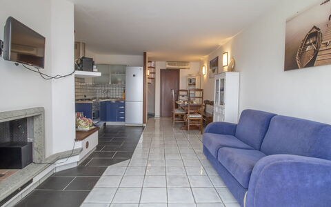 Fisherman Cove: Billedramme, Couch, Ejendom, Bord, Møbel, Bygning, Komfort, Indretning, Belysning, Studio Couch