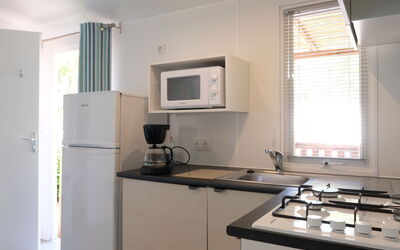 Happy Premium 604.2: Køkkenvask, Cabinetry, Ejendom, Håndvask, Vindue, Køkken Apparat, Countertop, Tap, Gaskomfur, Køkken