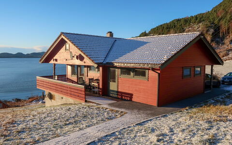 Bakkafall: Himmel, Vand, Ejendom, Vindue, Træ, Hus, Bygning, Bjerg, Sommerhus, Hældning