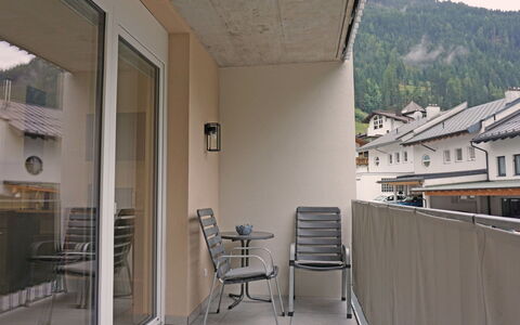 Apart Annabell: Daytime, Ejendom, Bygning, Himmel, Skygge, Træ, Stol, Vindue, Arkitektur, Etage
