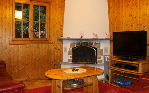 Chalet 969: Møbel, Ejendom, Bord, Bygning, Vindue, Træ, Indretning, Komfort, Belysning, Stue