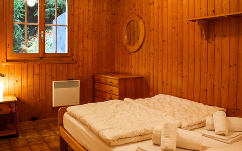 Chalet 969: Møbel, Ejendom, Vindue, Komfort, Cabinetry, Bygning, Træ, Belysning, Indretning, Bed Frame