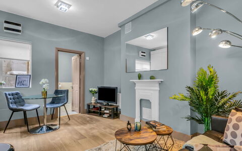 Cleveland Apartments: Møbel, Indretning, Gulvbelægning, Etage, Væg, Træ, Loft, Hjem, Værelse, Stue