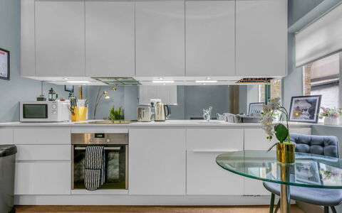 Cleveland Apartments: Køkken Apparat, Køkken, Countertop, Møbel, Cabinetry, Indretning, Større Bandage, Gulvbelægning, Lysarmatur, Træ