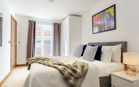 Shoreditch Square, Hoxton: Møbel, Billedramme, Komfort, Træ, Indretning, Bygning, Skygge, Vindue, Etage, Gulvbelægning